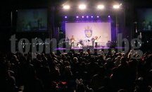 Бургас посрещна 2016 г. с кръшни хора и фойерверки (видео)