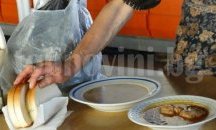 Социално слаби на коледен обяд в храма