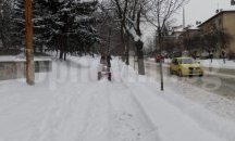 Раздаваха топли напитки и храна на бедстващи по пътищата