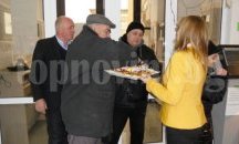 Данъчните посрещнаха първите клиенти с баница и късмети в Търговище