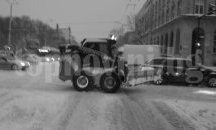 Разгневен варненец удари с бухалка машина за снегопочистване