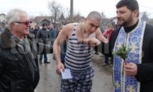 Куржалии плевенчани днес ще вадят кръста от ледените води на река Вит