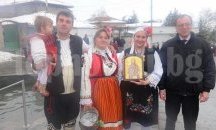 Окъпаха шест млади булки в Карлово за Ивановден