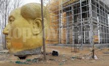 Демонтират огромната статуя на Мао Дзедун