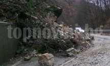 Свлачище затрудни движението по пътя София - Своге