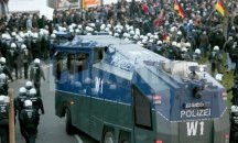 Безредици на протеста в Кьолн, полицията използва водни оръдия и сълзотворен газ срещу тълпата