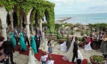 Mладоженци от Добрич поискаха детски играчки, вместо цветя