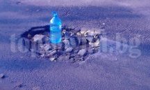 Пълнят дупка на улица в Хасково с пластмасова бутилка