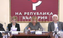 Манолова препита петимата мераклии да ѝ станат дясна ръка