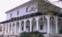 Раздават осветена риба за празника на варненски храм