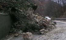 Свлачище падна на пътя за "Бачиново", почистиха го за минути