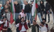 Младоженците в Перущица се къпят в реката