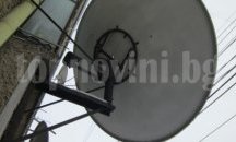 Опасно надвиснала сателитна антена отстраниха на централен булевард в Шумен