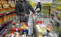 Майки осигуриха храни за приюта в Добрич, вдовица изплете чорапи за бездомниците