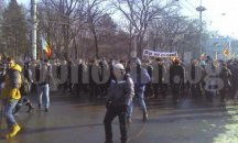 Безредици в Кишинев, протестиращи щурмуваха парламента