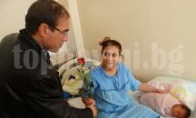 Червена роза за родилките в Асеновград