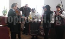 Баби от село Светлен изненадаха кмета на Търговище