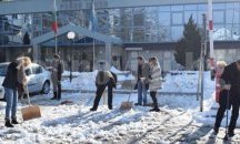 Кметът на "Южен" лично почиства заледен участък