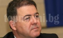 Министърът на отбраната брани Радан Кънев от медиите на Пеевски