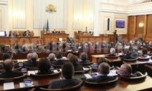 Скандал в парламента за годишния отпуск, остава 20 дни (обновена)