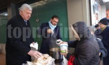 Областният управител Здравко Димитров раздава храна в кампания „Топъл обяд“
