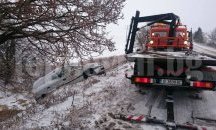 Слаби шофьори и коли с летни гуми блокират трафика край Варна
