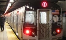 Психопат с нож вилнее в нюйоркското метро