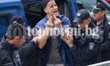 Затвор за Рижата заради средните пръсти, обидите и ритника срещу фоторепортер