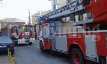 Пожар бушува в квартал Победа във Варна
