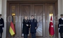 Меркел и Давутоглу обединяват сили за бежанската криза