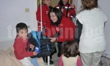 Дариха дрехи и обувки на премръзналите деца мигранти в бургаската болница