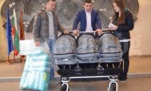 Дариха нова детска количка на тризначките от Девня