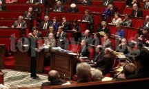 Извънредното положение във Франция остава до май
