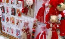 Деца майсторят мартенички във Флората