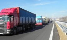 Извозват с автобуси блокирани в Гърция шофьори, за да се снабдят с храна и вода