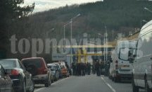 Протестиращите на "Илинден" спират и преминаването на пешеходци през пункта