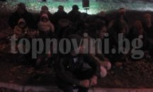 Задържаха 14 нелегални имигранти и каналджията им в Бургас