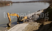 Областният управител провери изграждането на подпорна стена на брега на р. Дунав