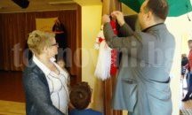 Областният управител на Разград закичи с мартеници дечицата от Център „Емилиян”