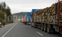 Протестиращите фермери на "Илинден" пропускат леки автомобили и автобуси