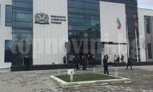 Двама мъже взимат дипломи за медицински сестри в Пловдив