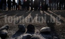 300 бежанци избягаха от лагер в Атина, тръгнаха пеша към Македония