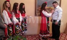 Деца закичиха кмета с мартеница за здраве и благополучие