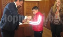 Ученици от НУ „Христо Ботев“ подариха мартеници на Общински съвет - Плевен