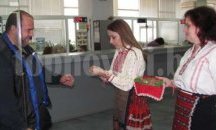 В НАП-Плевен посрещнаха Баба Марта нетрадиционно с подаръци за клиентите