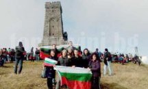 Младежи от БСП-Плевен положиха венци на връх Шипка в знак на признателност