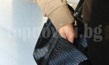 Ограбиха жена пред вратата на дома й в Нова Загора