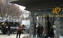 Кола потроши магазин на варненско кръстовище