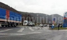 ТИР и два леки автомобила във верижен сблъсък край Симитли