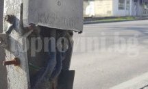 Кабели стърчат от уличен стълб в Аксаково, застрашават минувачи